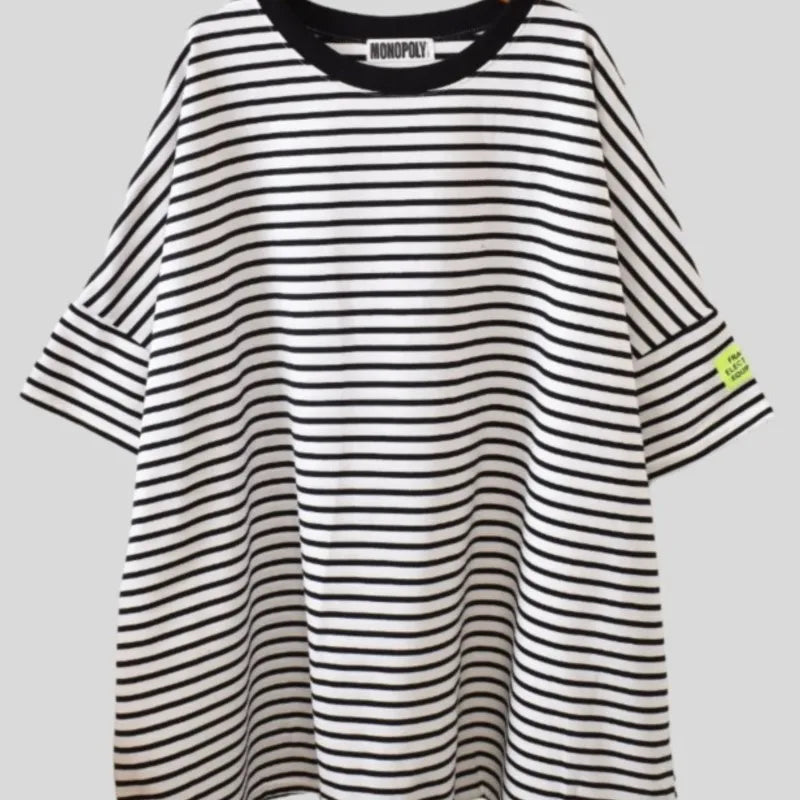 تيشيرت نسائي فضفاض بياقة دائرية مخططة بأكمام قصيرة وطول متوسط، مريح وعملي، مناسب لفصل الصيف، خفيف الوزن وأنيق ومتعدد الاستخدامات