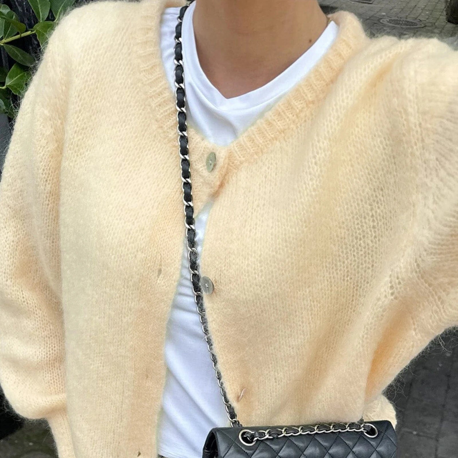 كارديجان نسائي خريفي بتصميم كلاسيكي من حقبة الألفية الجديدة، بياقة دائرية محبوكة، وكنزة أساسية بأزرار أمامية، وأكمام طويلة، ولون موحد، وقمصان قصيرة.