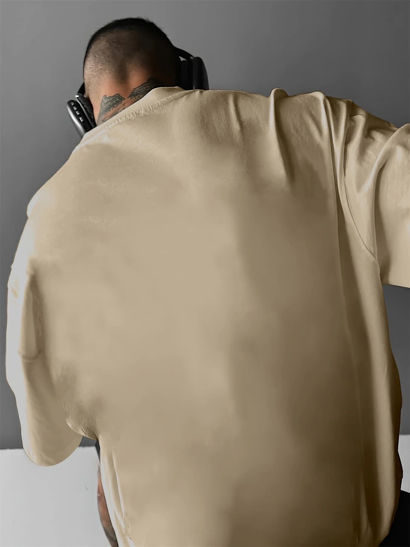 تيشيرت صيفي رجالي مريح وعملي، مصنوع من القطن الخالص ١٠٠٪، بمقاسات كبيرة، مطبوع عليه عبارة "توقعات للمستقبل"، بياقة دائرية وأكمام قصيرة.