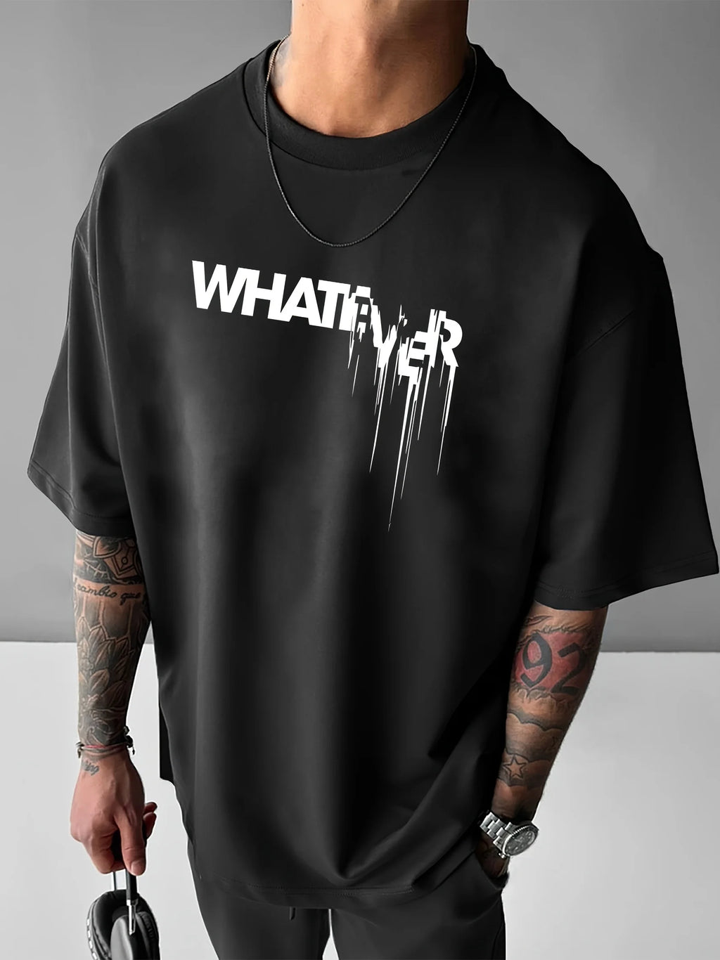 تيشيرت رجالي صيفي فضفاض مصنوع من القطن الخالص 100%، مطبوع عليه حروف WHATEVER، مريح وعملي، بياقة دائرية وأكمام قصيرة.