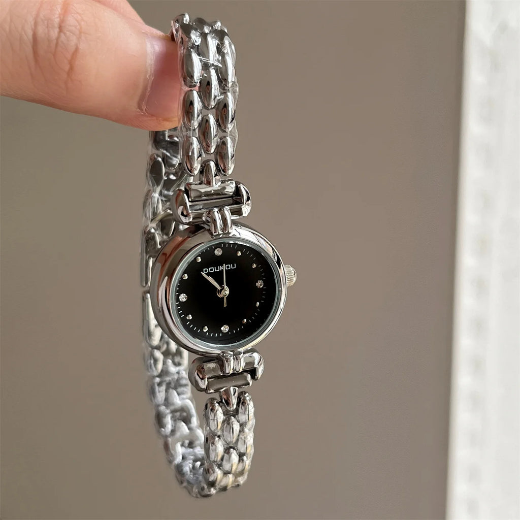 ساعات رائجة، ساعات بسيطة بتصميم كلاسيكي، ساعات ذهبية وفضية، ساعات بسلسلة صغيرة، ساعات نسائية أنيقة، ساعات فاخرة، هدايا