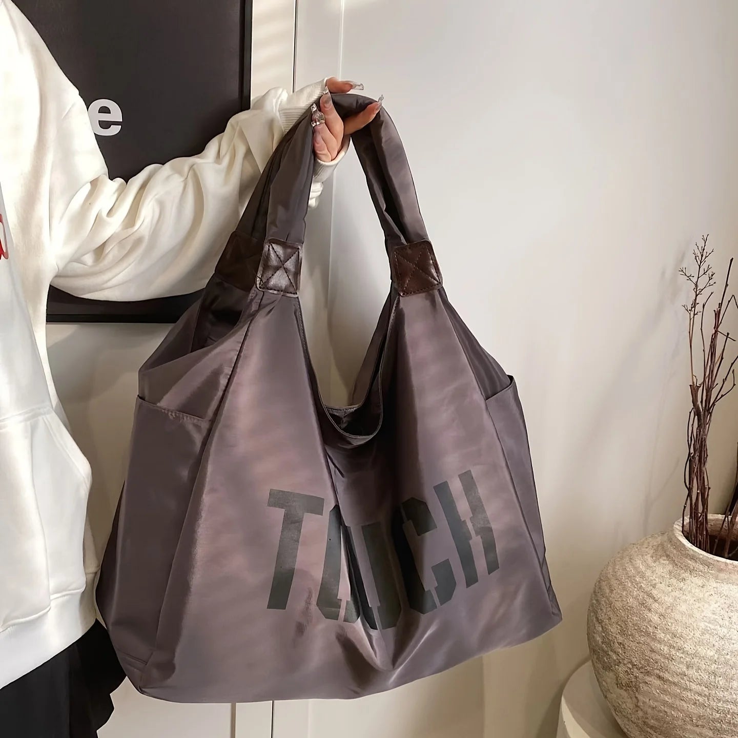 حقيبة يد نسائية كبيرة من النايلون، حقيبة واسعة تحت الإبط، حقيبة كتف متينة مناسبة للسفر والترفيه