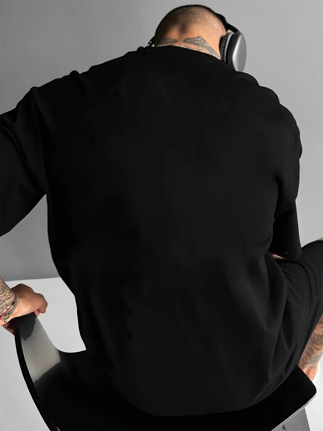 تيشيرت صيفي رجالي مريح وعملي، مصنوع من القطن الخالص ١٠٠٪، بمقاسات كبيرة، مطبوع عليه عبارة "توقعات للمستقبل"، بياقة دائرية وأكمام قصيرة.