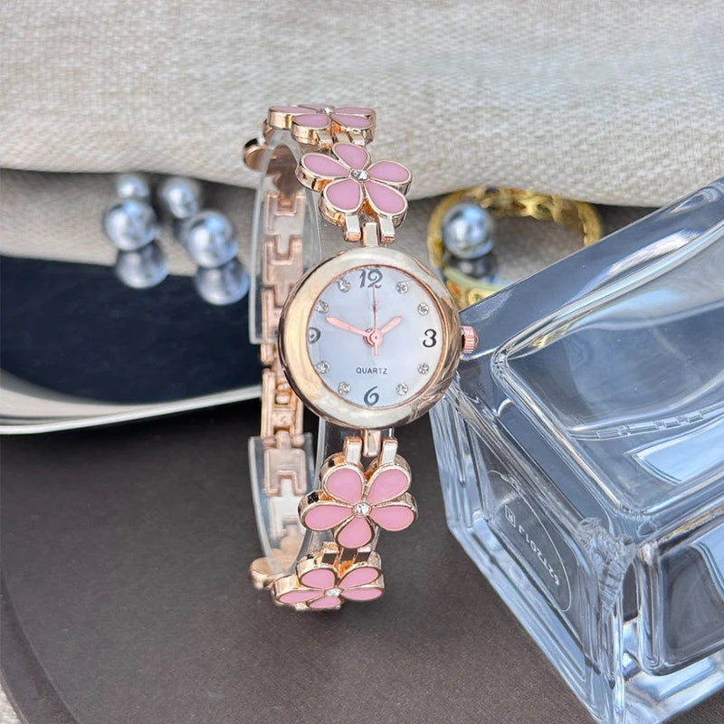 ساعة كوارتز نسائية أنيقة: تصميم أنيق باللونين الأسود والوردي بنقوش زهرية - فكرة هدية مثالية لأي مناسبة