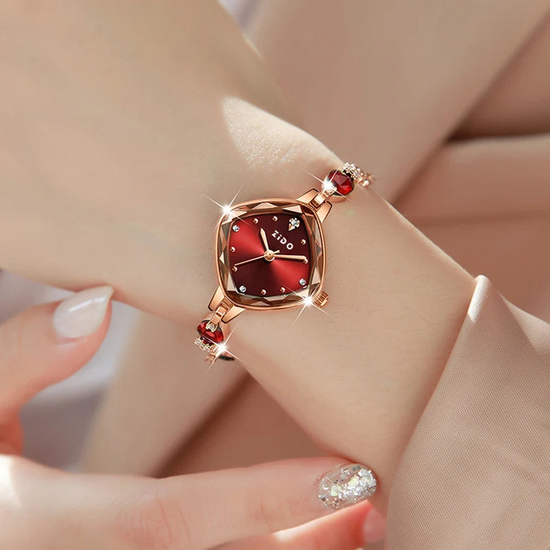 ساعة نسائية من ماركة UTHAI، لون أحمر، تصميم فاخر، سوار معدني مرصع بالكريستال والماس، مقاومة للماء، ساعة أنيقة وعصرية.