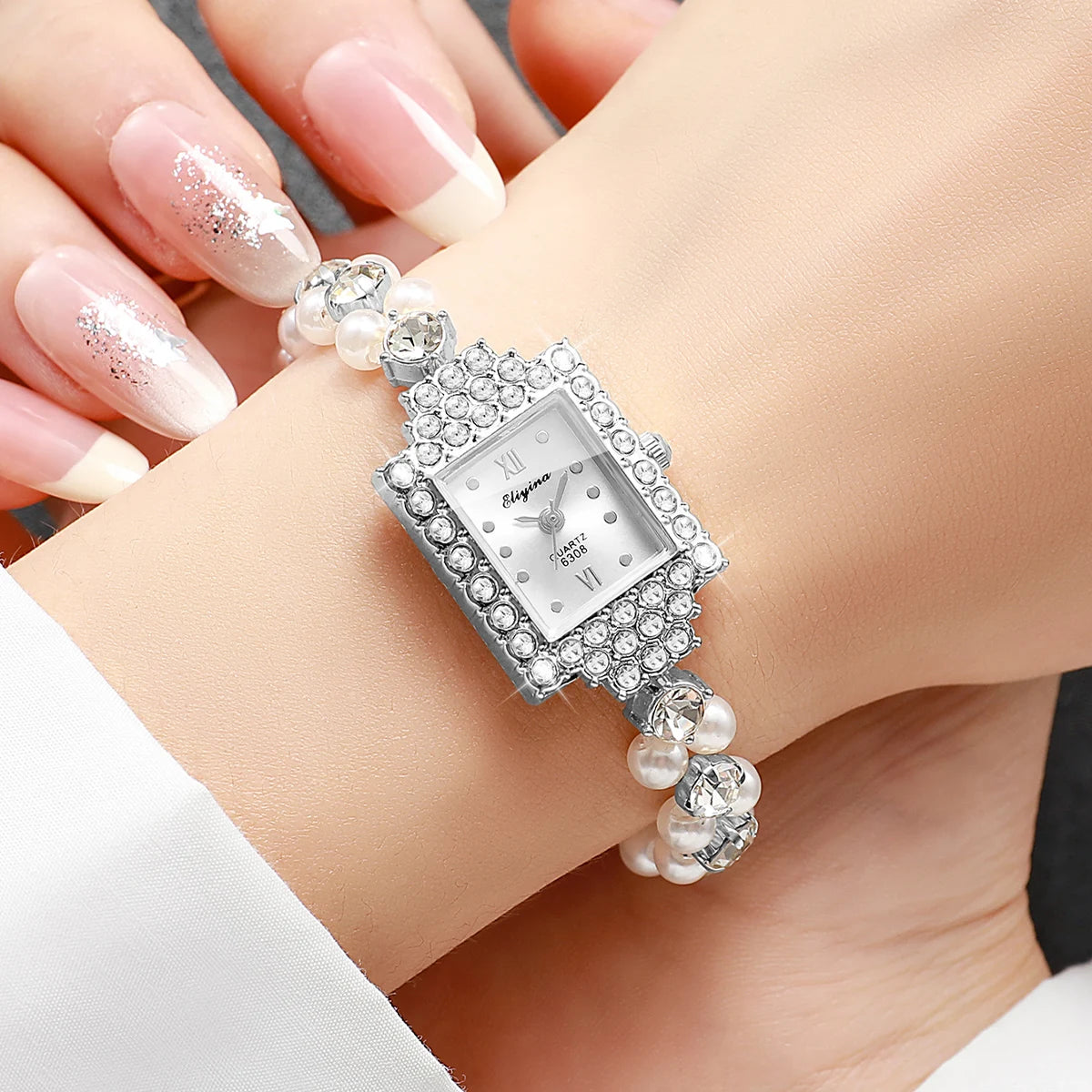 طقم ساعة يد نسائية أنيقة مكون من نصف ساعة، مرصعة بأحجار الراين، ذات مينا مستطيل، وسوار من اللؤلؤ (بدون علبة).