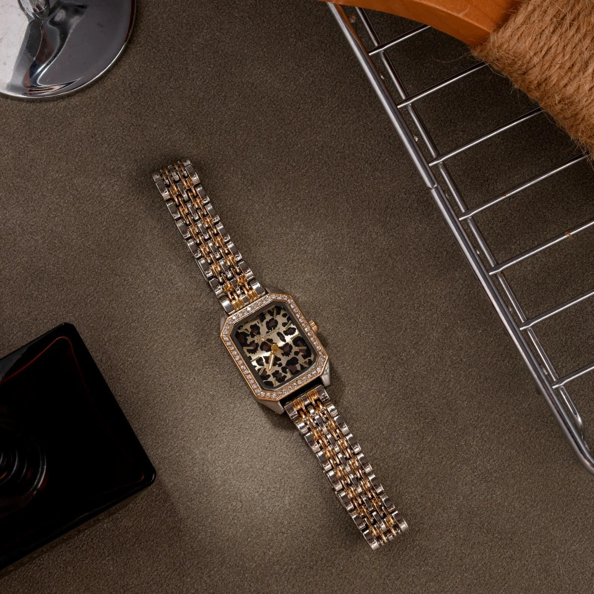 ساعة نسائية أنيقة، مينا بنقشة جلد النمر، إطار مرصع بأحجار الراين، سوار من سبائك الزنك، ساعة زينة للحفلات والسهرات