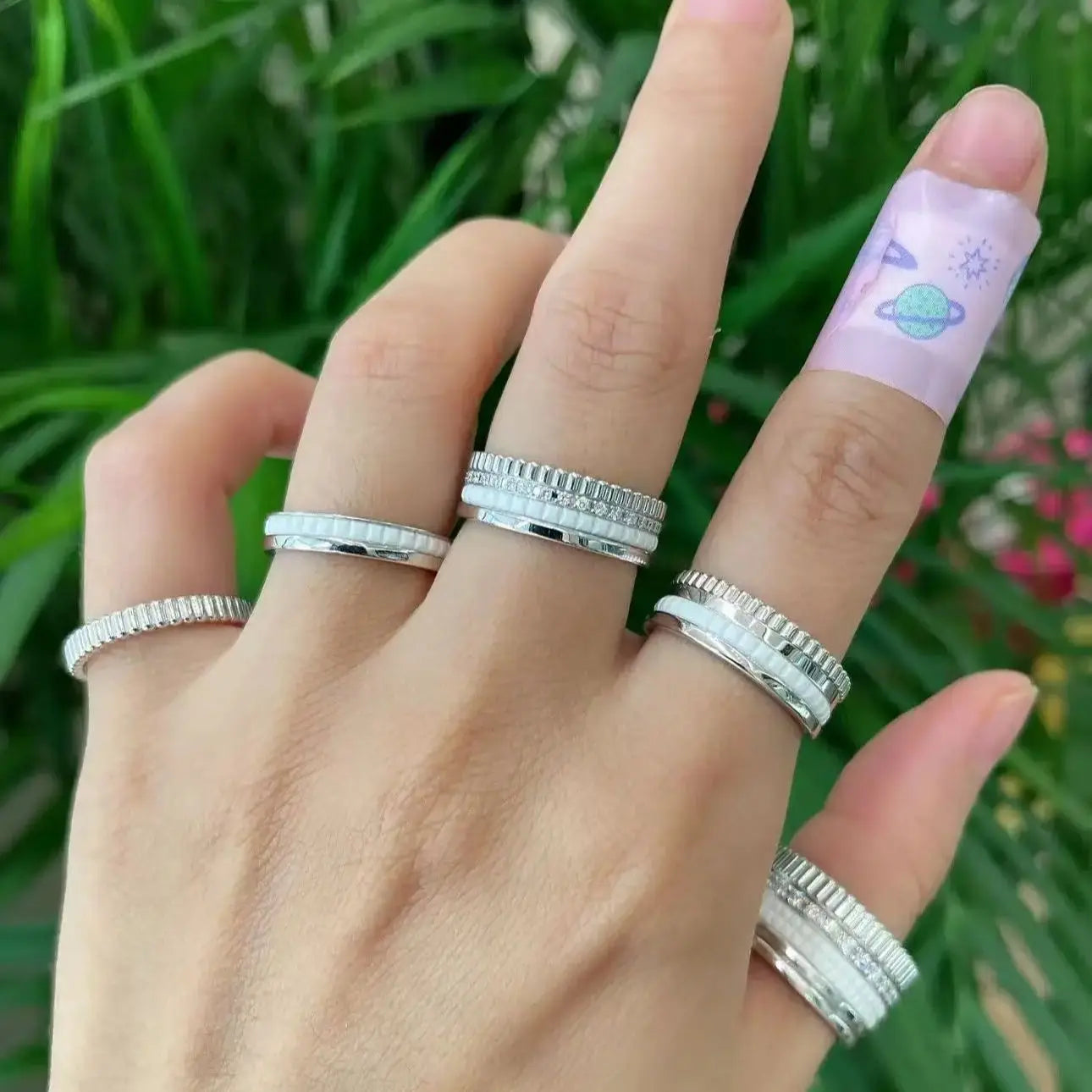 خواتم دوارة فاخرة على الطراز الفرنسي للرجال والنساء قابلة للدوران مصنوعة من مادة الموزانيت عالية الجودة باللونين الأسود والأبيض هدية للمهرجانات