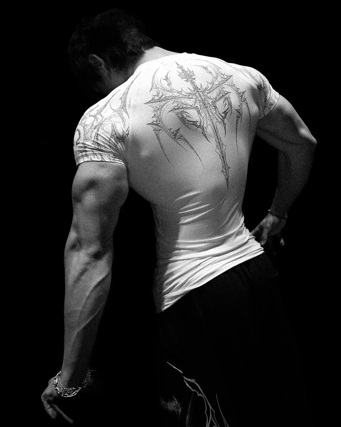 تي شيرت رياضي رجالي بطبعة قوطية داكنة، تي شيرت عضلي عالي المرونة وسريع الجفاف للتدريب على كمال الأجسام صيف 2025