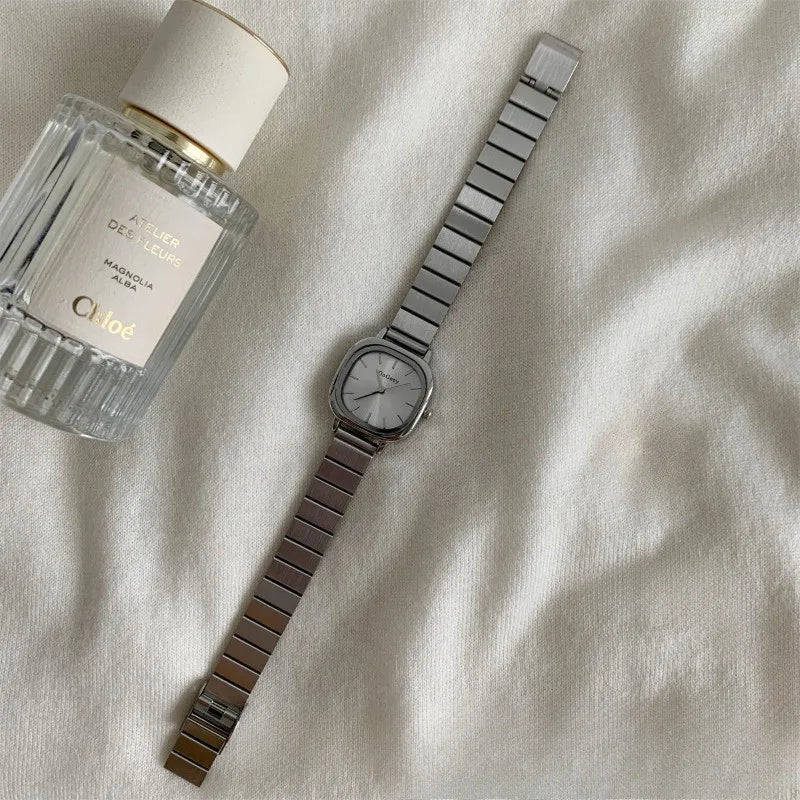 ساعة نسائية بتصميم بسيط وأنيق، تعمل بنظام إغلاق قابل للطي، مزودة بآلية كوارتز.