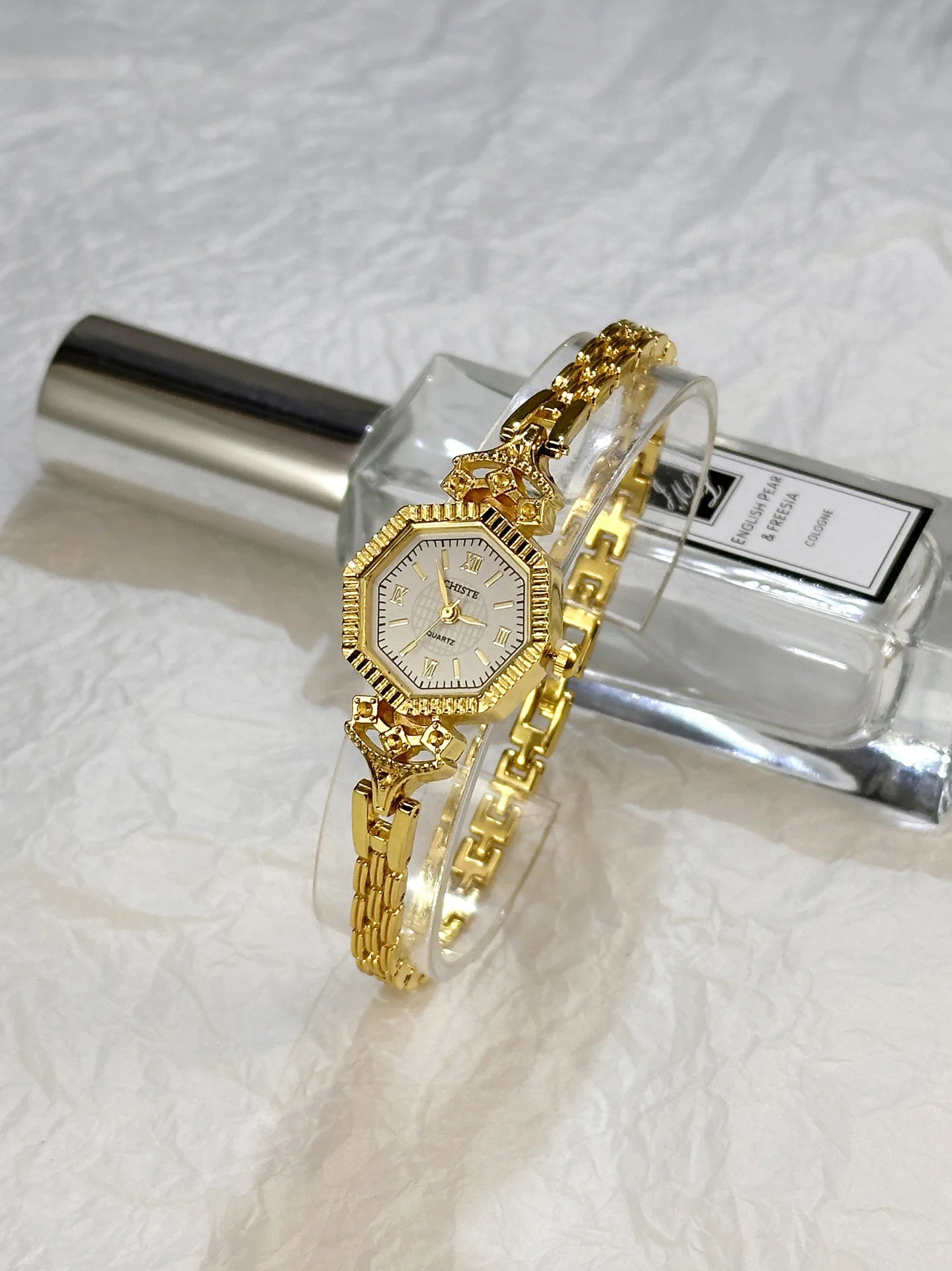 ساعة يد نسائية فاخرة من ماركة مشهورة، بمينا بيضاوي، أنيقة، صغيرة الحجم، بسوار ذهبي رفيع، تعمل بحركة كوارتز، هدية مثالية، خدمة توصيل مباشرة.