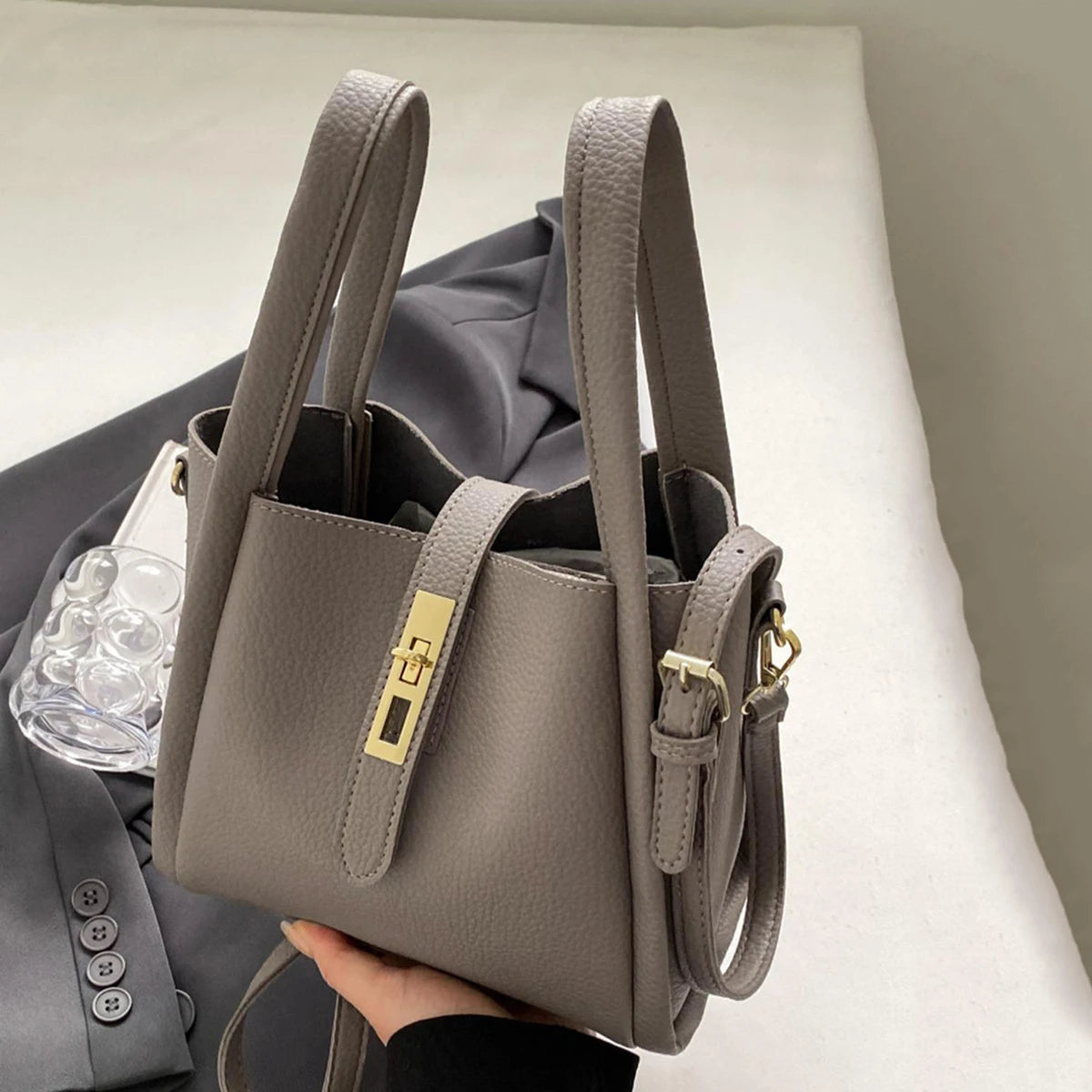 حقيبة يد يومية متعددة الوظائف عالية القيمة لخريف وشتاء اتجاه الموضة الرجعية حقيبة كروس بسيطة بلون سادة