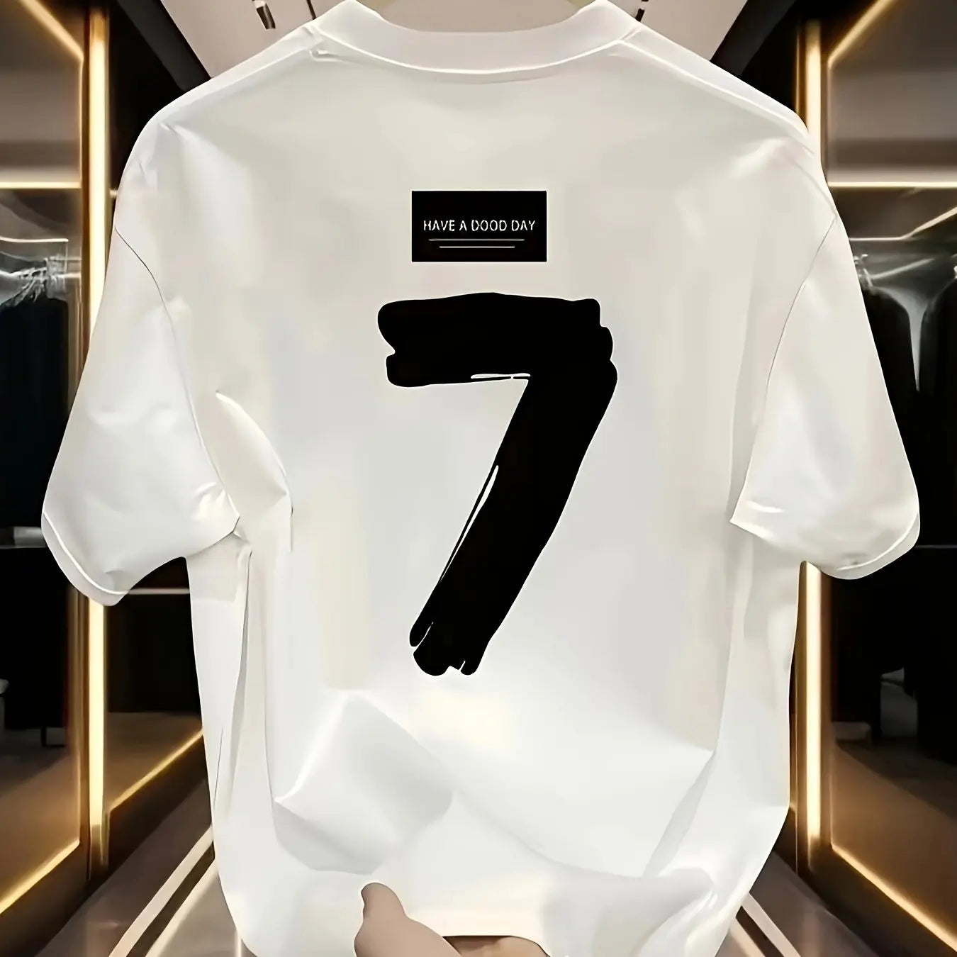 تيشيرت رجالي صيفي مصنوع من القطن الخالص 100%، بتصميم عصري وعصري، مناسب للرياضة والأنشطة غير الرسمية، بقصة فضفاضة وطبعة مميزة، وياقة دائرية وأكمام قصيرة.