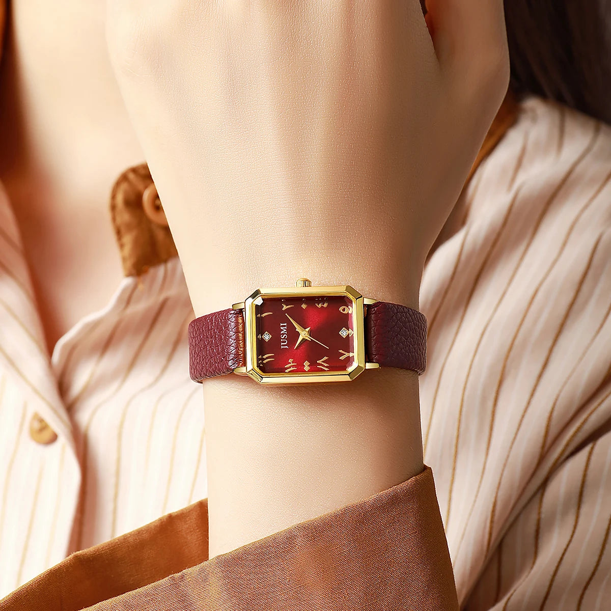 ساعة يد نسائية كوارتز بتصميم كلاسيكي بسيط، بعلبة مستطيلة من سبيكة معدنية مرصعة بأحجار الراين، مناسبة للارتداء اليومي، هدية مثالية لعيد الميلاد.