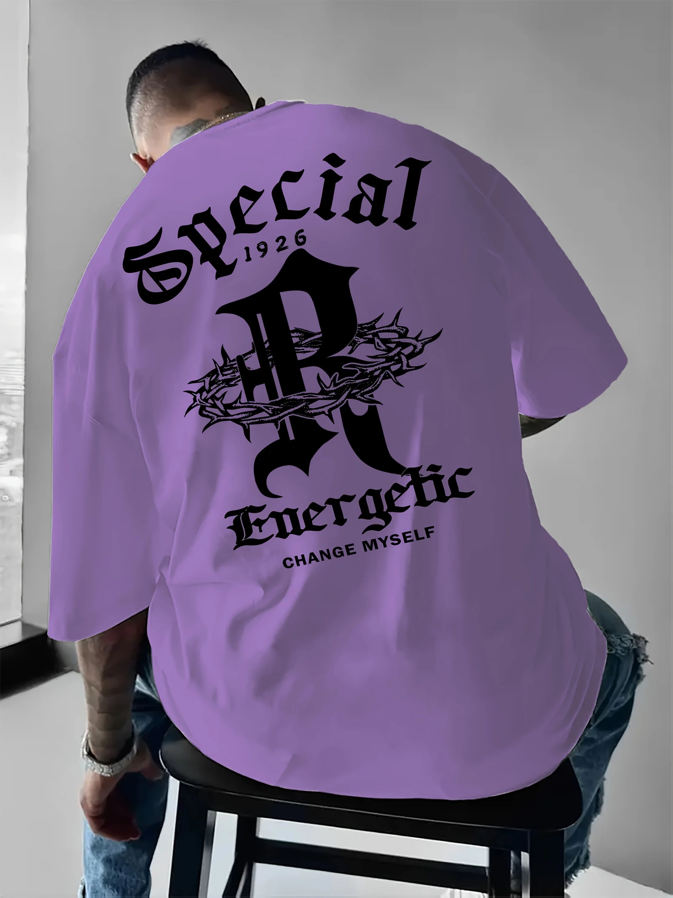 تيشيرت رجالي جديد لصيف 2025، يتميز بتصميم عصري أنيق، ناعم ومريح، ذو ياقة دائرية وأكمام قصيرة، وهو مناسب لأسلوب الهيب هوب.