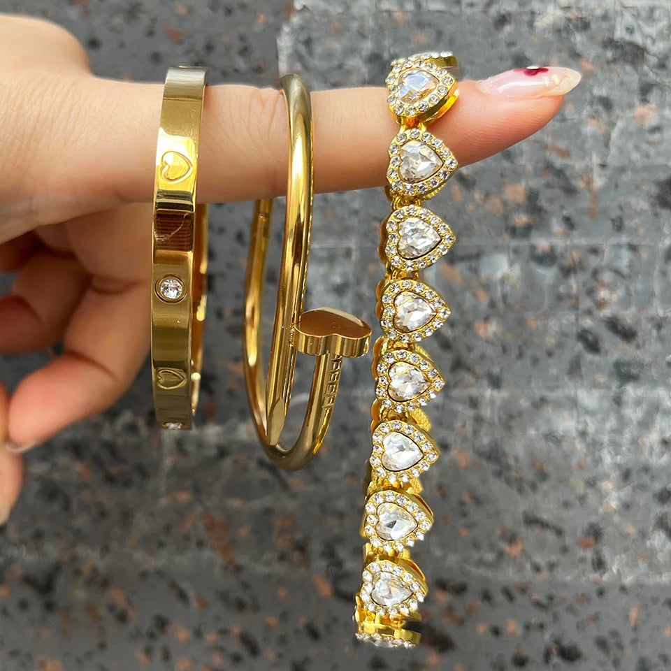 مجموعة زاكول من 3 قطع من الأساور اللامعة على شكل قلب مرصعة بأحجار الراين المصنوعة من الفولاذ المقاوم للصدأ، بتصميم عصري مستوحى من موسيقى الهيب هوب والروك، قابلة للتكديس.