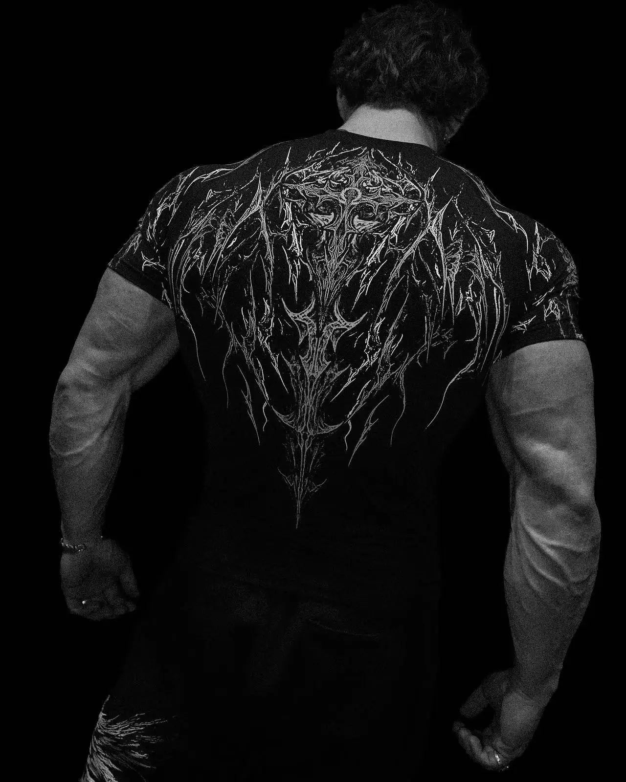 تي شيرت رجالي رياضي بأكمام قصيرة وعملي داكن اللون بتصميم وحش الليل الجديد المتقدم بتصميم قوطي تجريدي من عضلة الطوطم