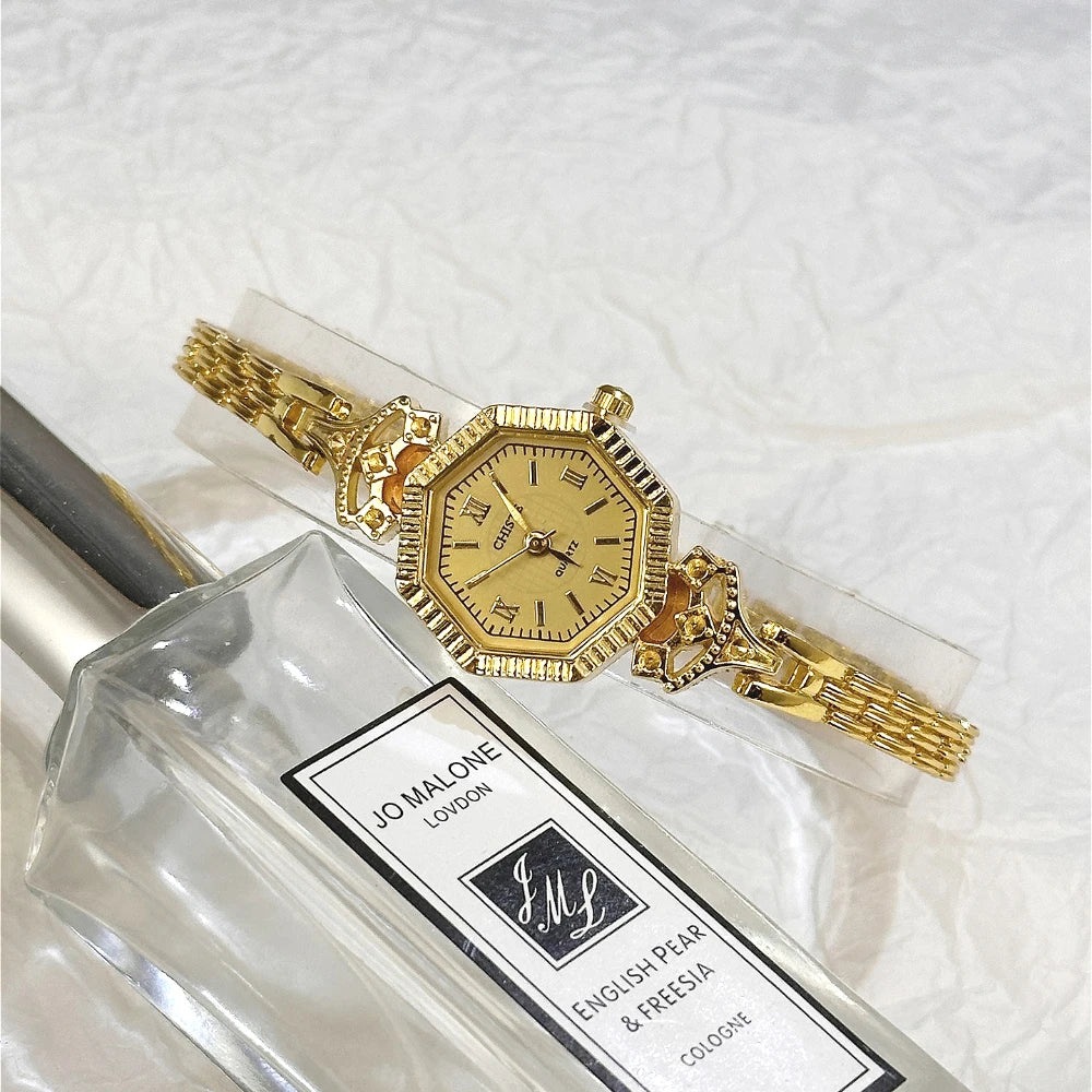 ساعة يد نسائية فاخرة من ماركة مشهورة، بمينا بيضاوي، أنيقة، صغيرة الحجم، بسوار ذهبي رفيع، تعمل بحركة كوارتز، هدية مثالية، خدمة توصيل مباشرة.