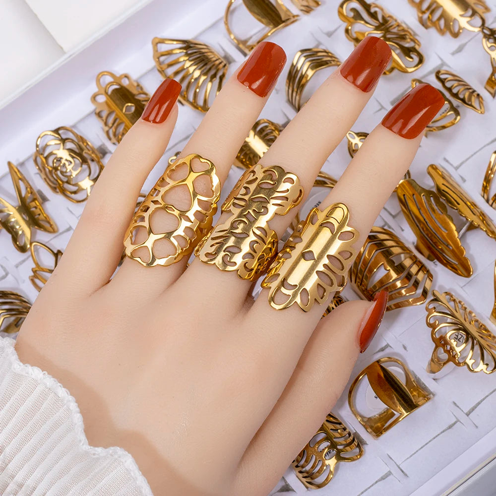 مجموعة من 20 قطعة من خواتم المجوهرات النسائية الأنيقة المصنوعة من الفولاذ المقاوم للصدأ، بأحجام كبيرة وصغيرة، بتصميمات مجوفة على شكل قلب وزهرة الحب، مثالية كهدية للحفلات.