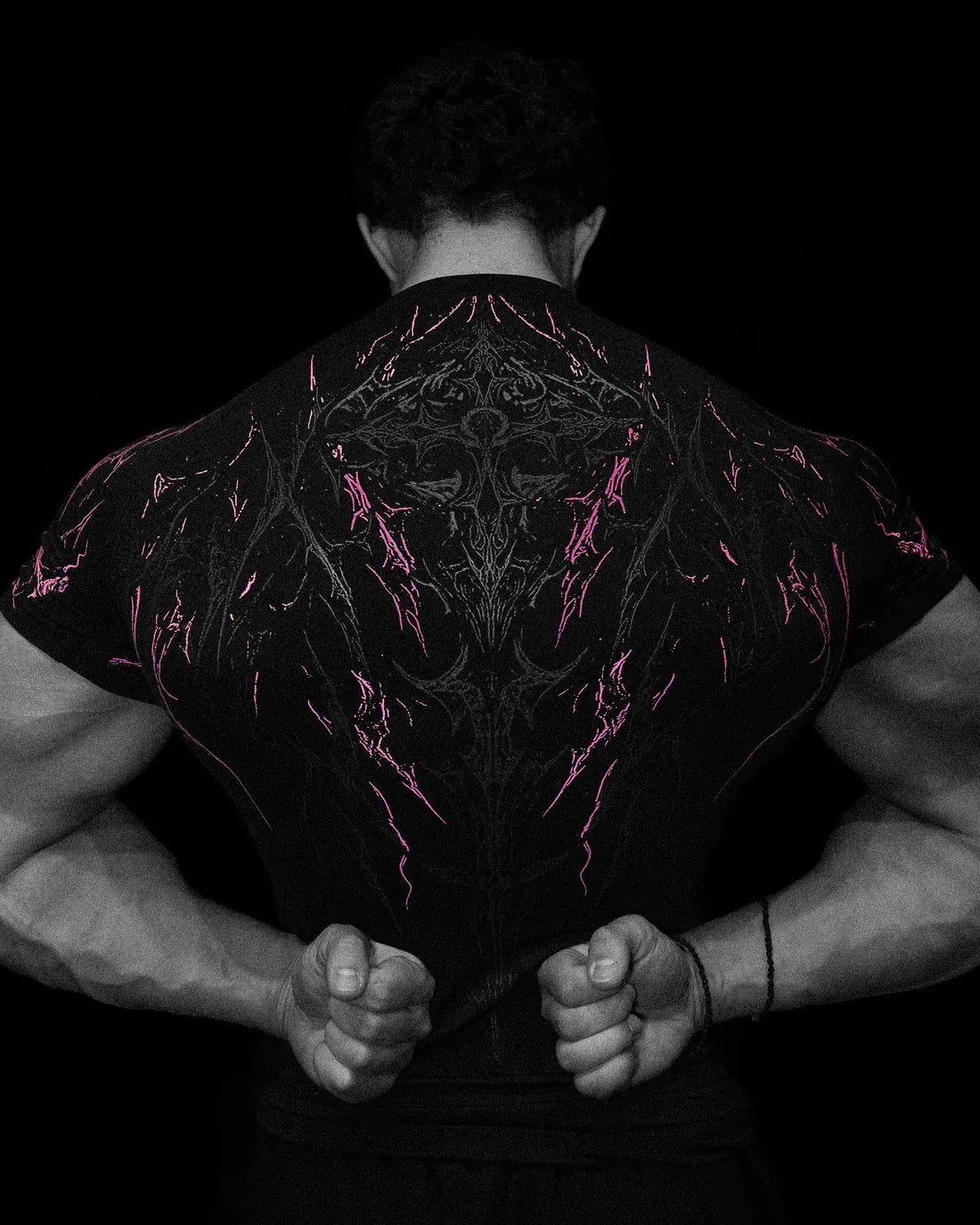 تي شيرت رجالي رياضي بأكمام قصيرة وعملي داكن اللون بتصميم وحش الليل الجديد المتقدم بتصميم قوطي تجريدي من عضلة الطوطم