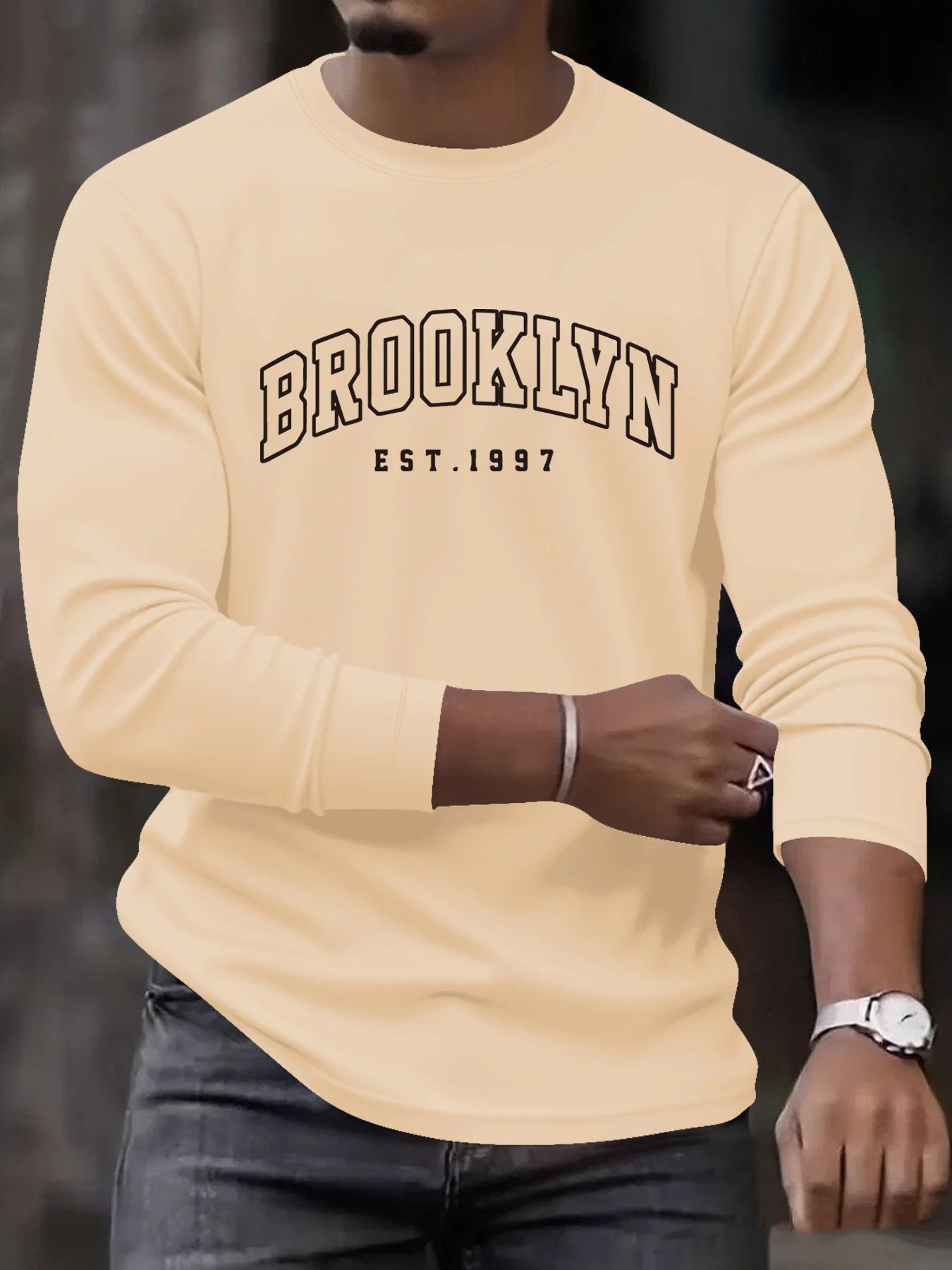 تيشيرت رجالي فضفاض بمقاسات كبيرة، مصنوع من القطن الخالص 100%، مريح وعصري، مناسب للارتداء اليومي والرياضي، مطبوع عليه حرف بوسطن، بياقة دائرية وأكمام طويلة.