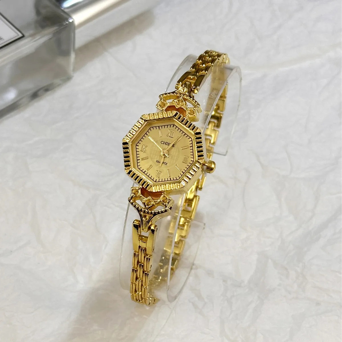 ساعة يد نسائية فاخرة من ماركة مشهورة، بمينا بيضاوي، أنيقة، صغيرة الحجم، بسوار ذهبي رفيع، تعمل بحركة كوارتز، هدية مثالية، خدمة توصيل مباشرة.