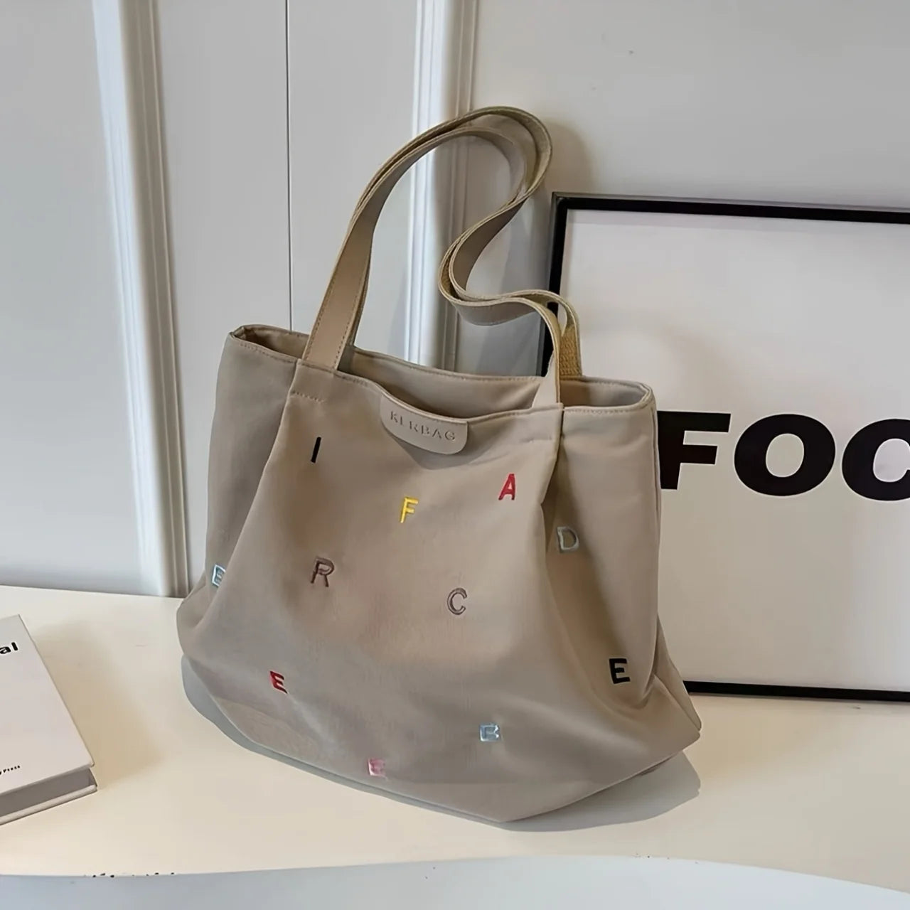 حقيبة يد نسائية كبيرة الحجم من القماش - تصميم حروف مطرزة أنيقة، حقيبة كتف خضراء