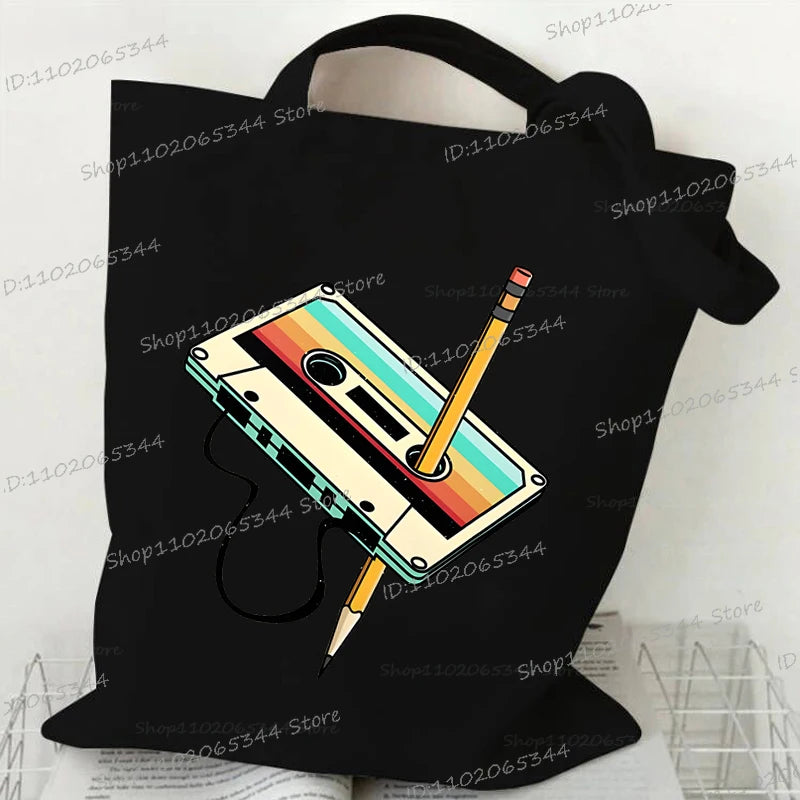 حقيبة يد كلاسيكية بطبعة نوتات موسيقية من الثمانينيات، وحقيبة قماشية مطبوعة بقلم رصاص، وحقيبة كتف لمحبي الموسيقى القديمة، وحقيبة مدرسية