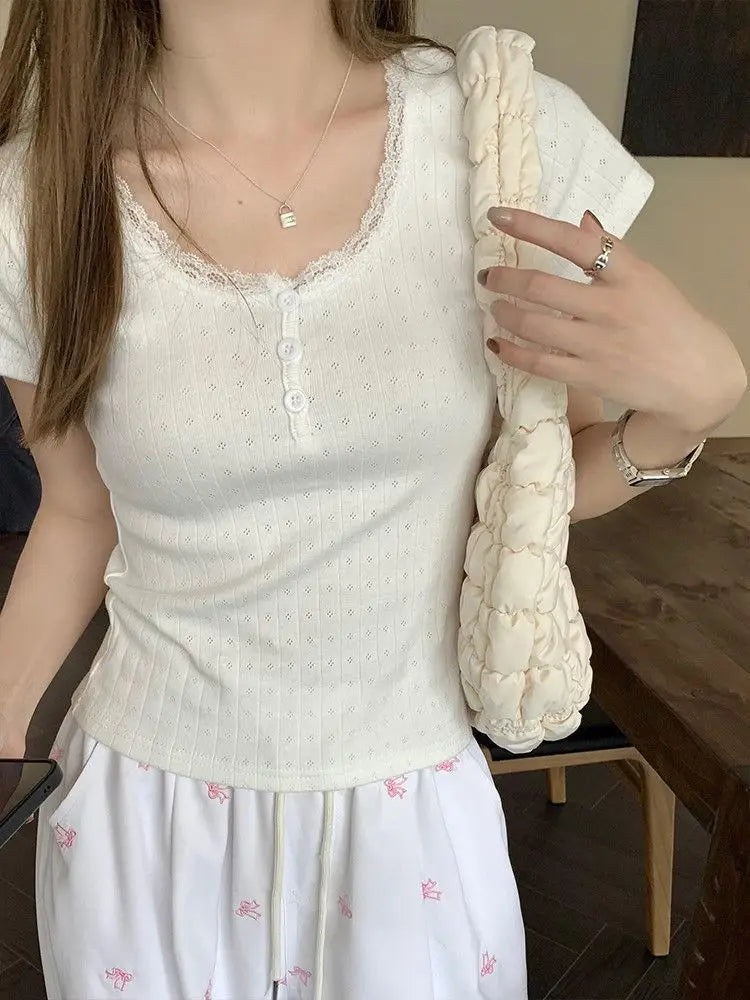 تيشيرت أبيض بأكمام قصيرة ورقبة دائرية للنساء، مناسب لفصل الصيف، قطعة أساسية متعددة الاستخدامات، تصميم عصري وجذاب، يكشف عن السرة.