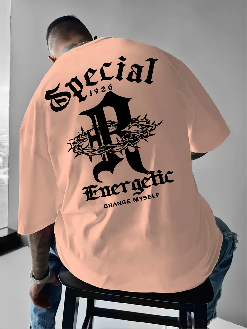 تيشيرت رجالي جديد لصيف 2025، يتميز بتصميم عصري أنيق، ناعم ومريح، ذو ياقة دائرية وأكمام قصيرة، وهو مناسب لأسلوب الهيب هوب.