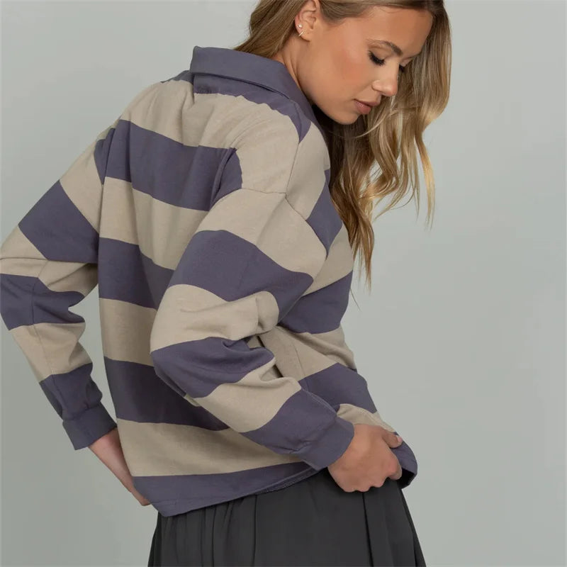 تي شيرت نسائي Y2K مخطط بألوان متباينة مع أزرار وياقة مطوية وأكمام طويلة من قماش الجيرسي الفضفاض