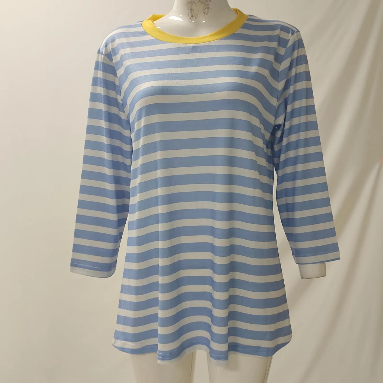 تيشيرتات صيفية نسائية عصرية وعملية، بياقة دائرية وأكمام ثلاثة أرباع، بنقشة مخططة، متوفرة بمقاسات كبيرة.