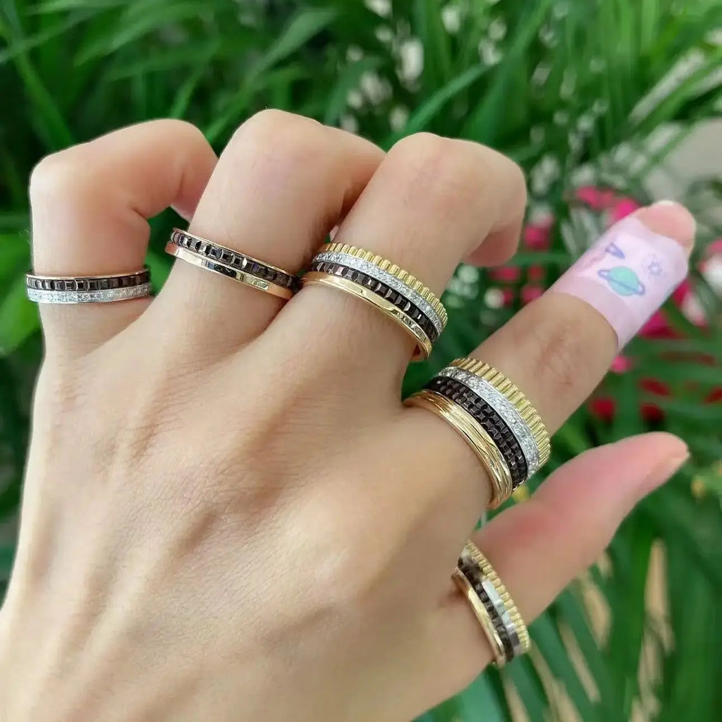 خواتم دوارة فاخرة على الطراز الفرنسي للرجال والنساء قابلة للدوران مصنوعة من مادة الموزانيت عالية الجودة باللونين الأسود والأبيض هدية للمهرجانات