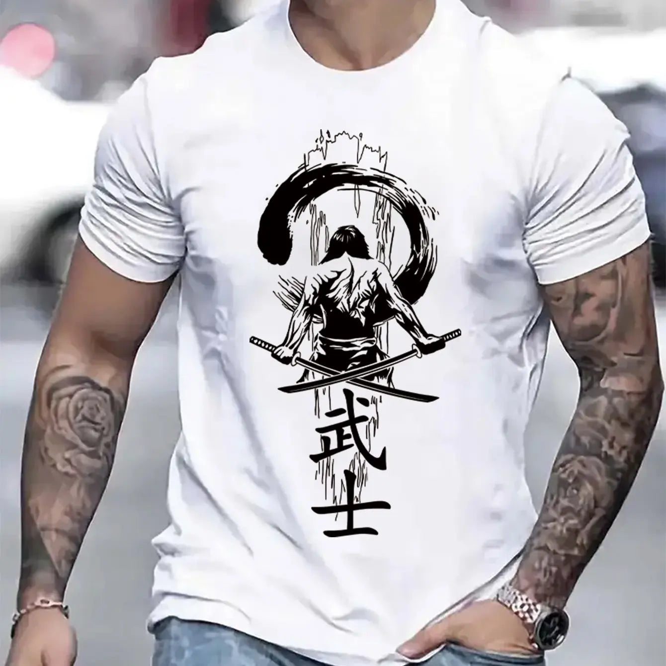 تيشيرت رجالي صيفي عصري مصنوع من القطن بنسبة 100%، بتصميم رياضي فضفاض وطبعة ساموراي يابانية، بياقة دائرية وأكمام قصيرة.