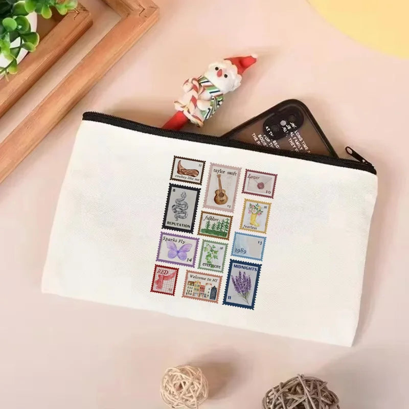 حقيبة تسوق نسائية من Taylor Music Albums Stamps بتصميم جمالي أنيق حقيبة كتف موسيقية Taylor Album Inspiration طوابع بريدية