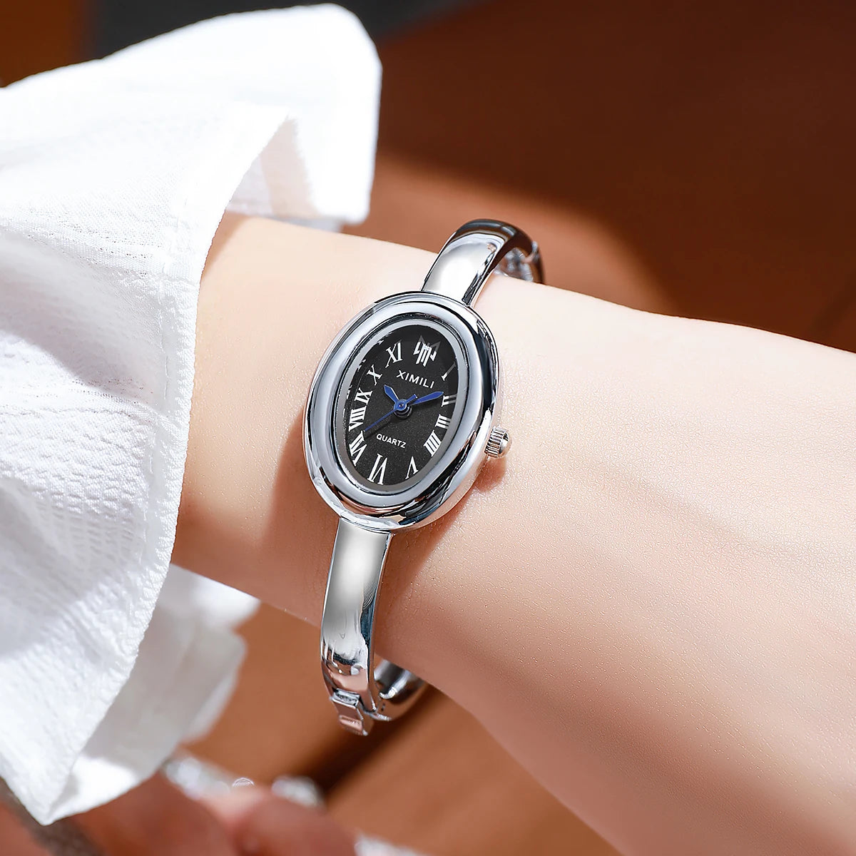 ساعة كوارتز فاخرة نسائية رياضية فضية من الفولاذ المقاوم للصدأ، ساعة يد نسائية أنيقة، ساعة يد نسائية للبنات