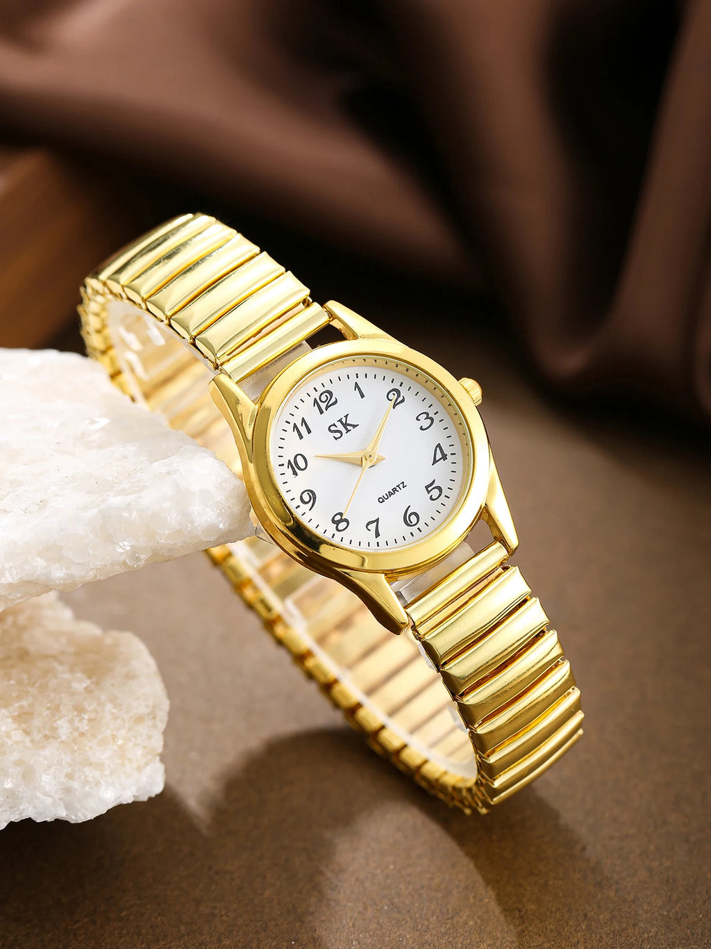 طقم ساعات نسائية أنيق وخفيف وفاخر مكون من 3 قطع، مناسب للارتداء اليومي، وهدية مثالية لأعياد الميلاد والمناسبات.