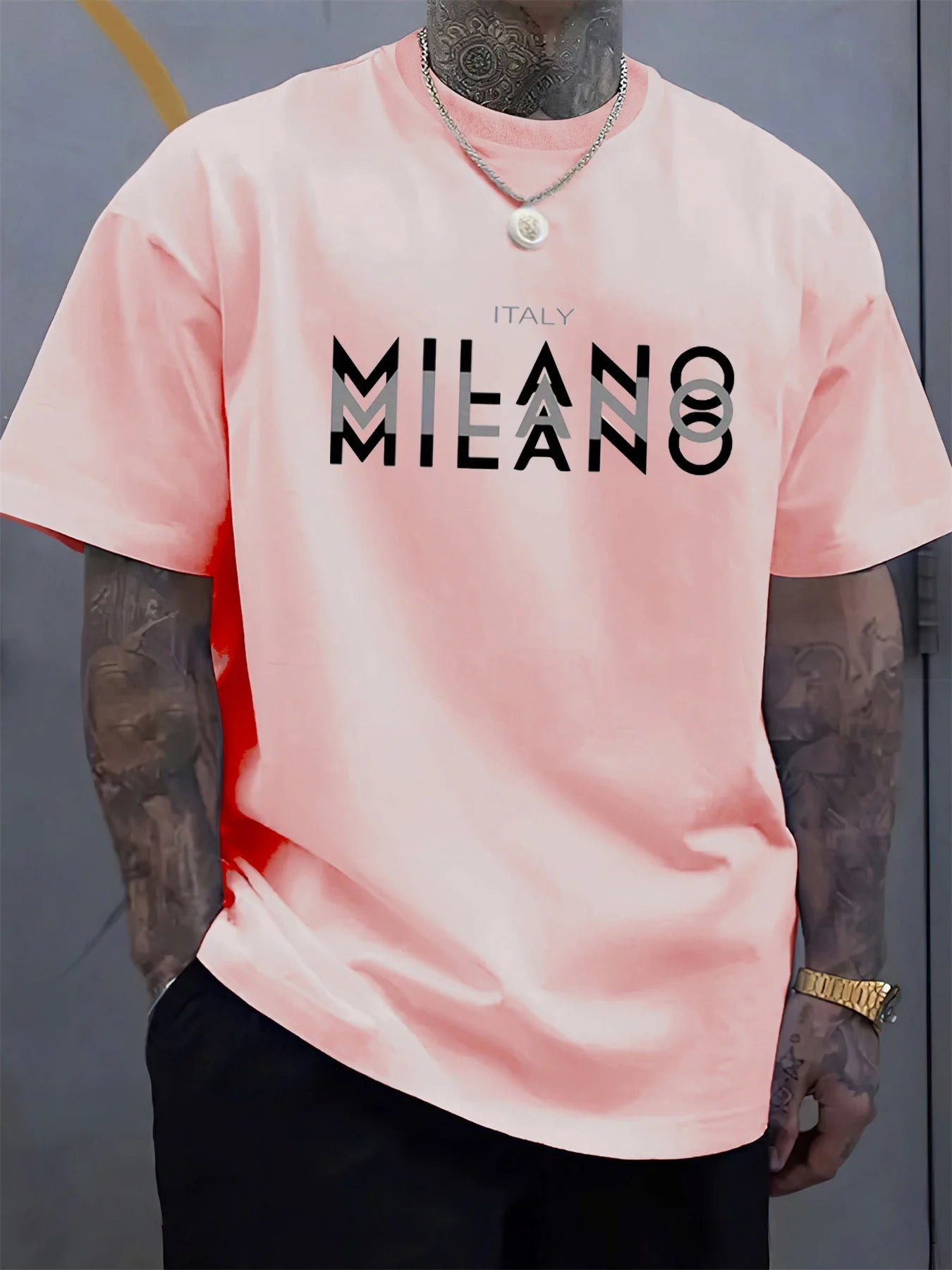 تيشيرت رجالي صيفي فضفاض بمقاسات كبيرة، مصنوع من القطن الخالص 100%، مطبوع عليه عبارة "إيطاليا ميلانو"، مريح، بياقة دائرية وأكمام قصيرة.