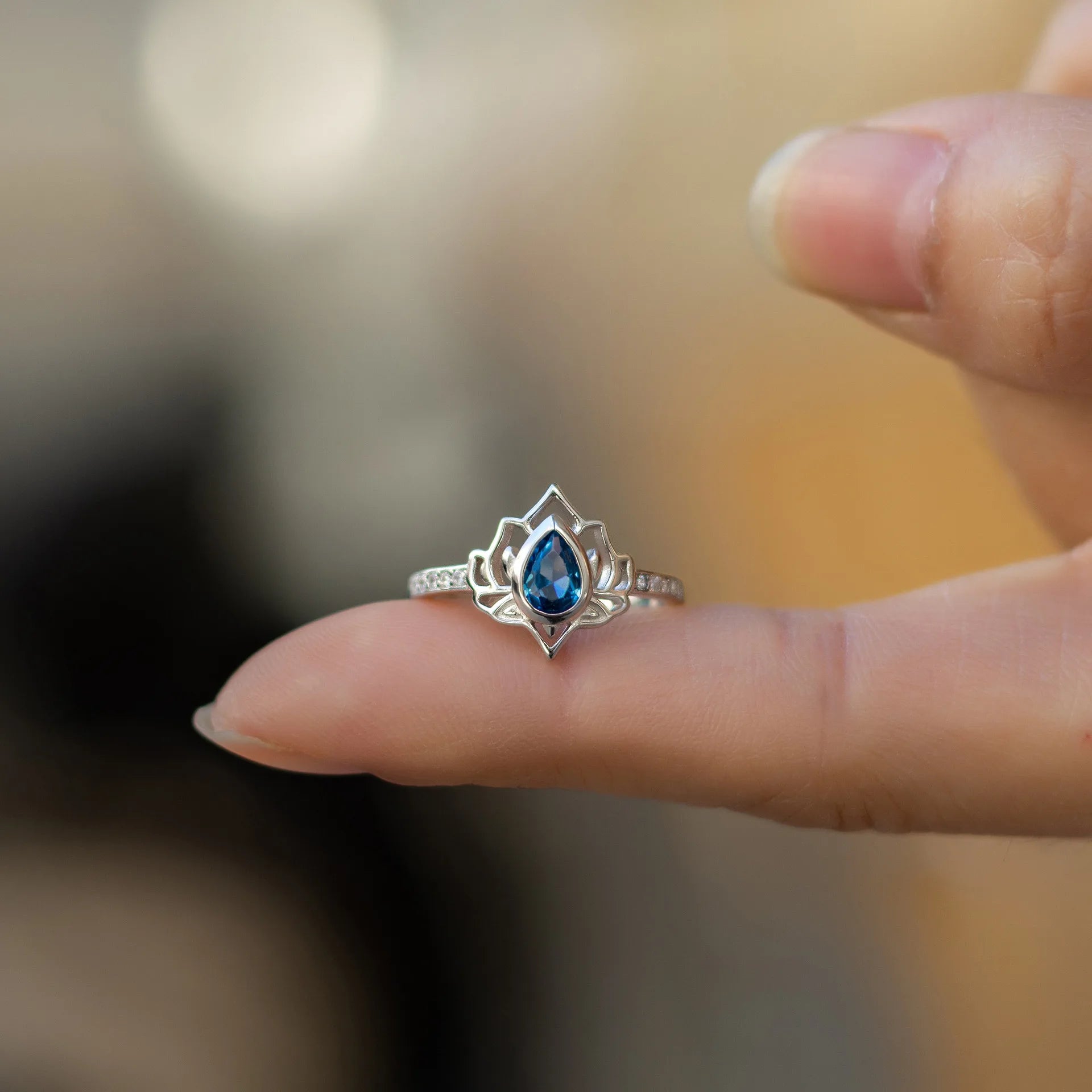 خاتم زهرة اللوتس العتيق من الفضة الإسترليني عيار 925 من YILOUCD للنساء، بتصميم زهرة بسيط ومرصع بالزركون الملون، قابل للتعديل، هدية مثالية للحفلات.