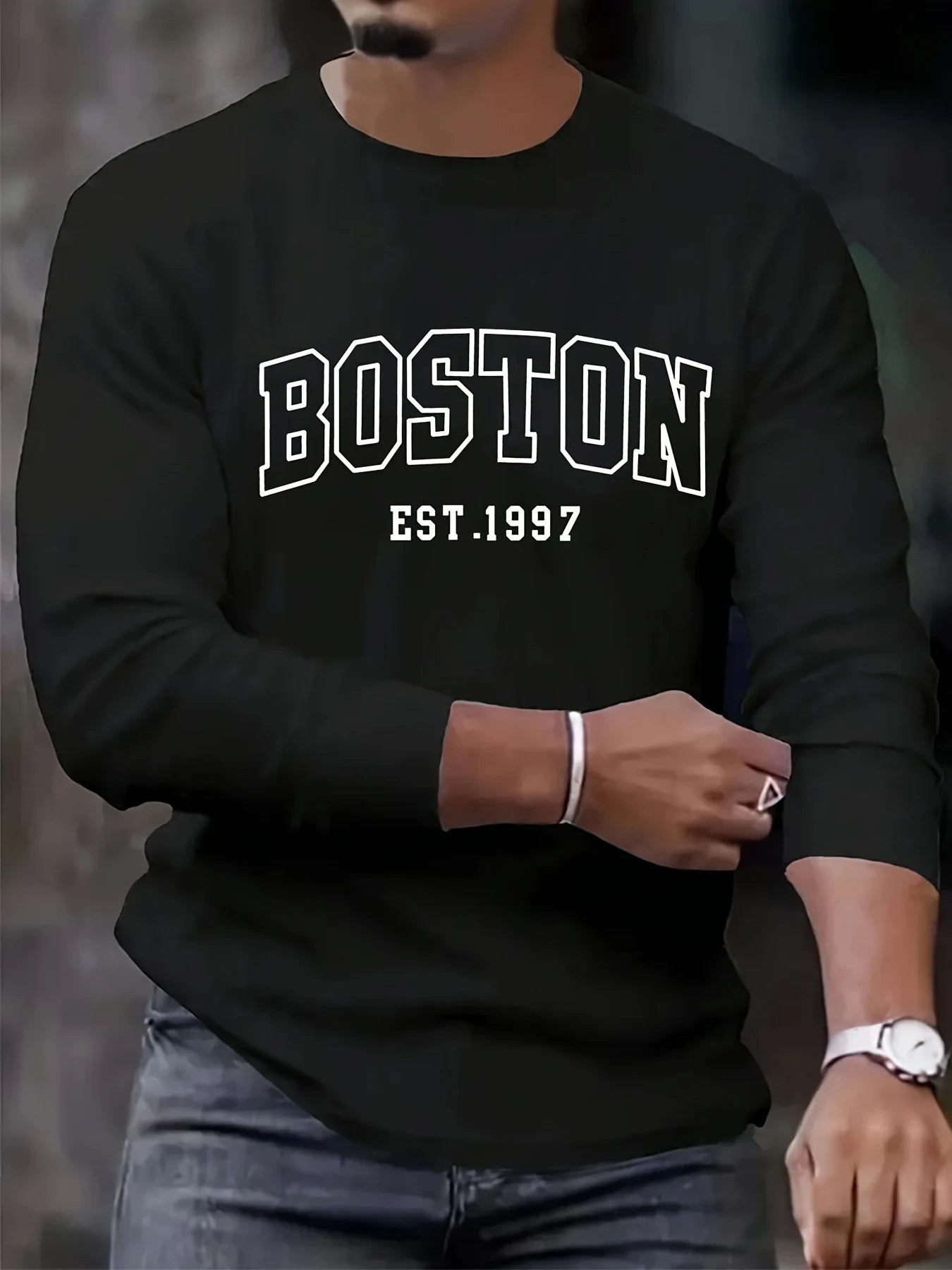 تيشيرت رجالي فضفاض بمقاسات كبيرة، مصنوع من القطن الخالص 100%، مريح وعصري، مناسب للارتداء اليومي والرياضي، مطبوع عليه حرف بوسطن، بياقة دائرية وأكمام طويلة.