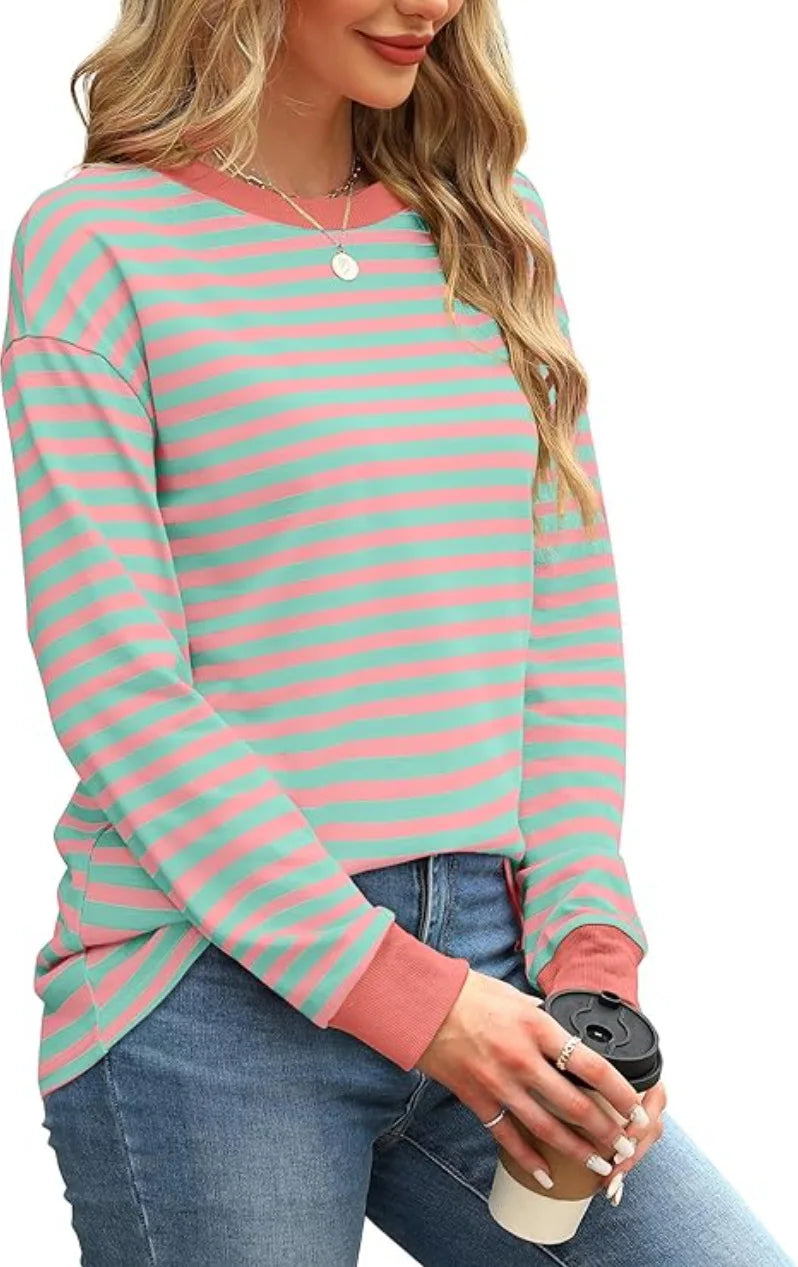 تيشيرت نسائي مخطط بأكمام طويلة وياقة دائرية، بتصميم عصري بألوان متداخلة، مناسب لفصل الربيع 2025، مثالي للارتداء اليومي والجامعة.