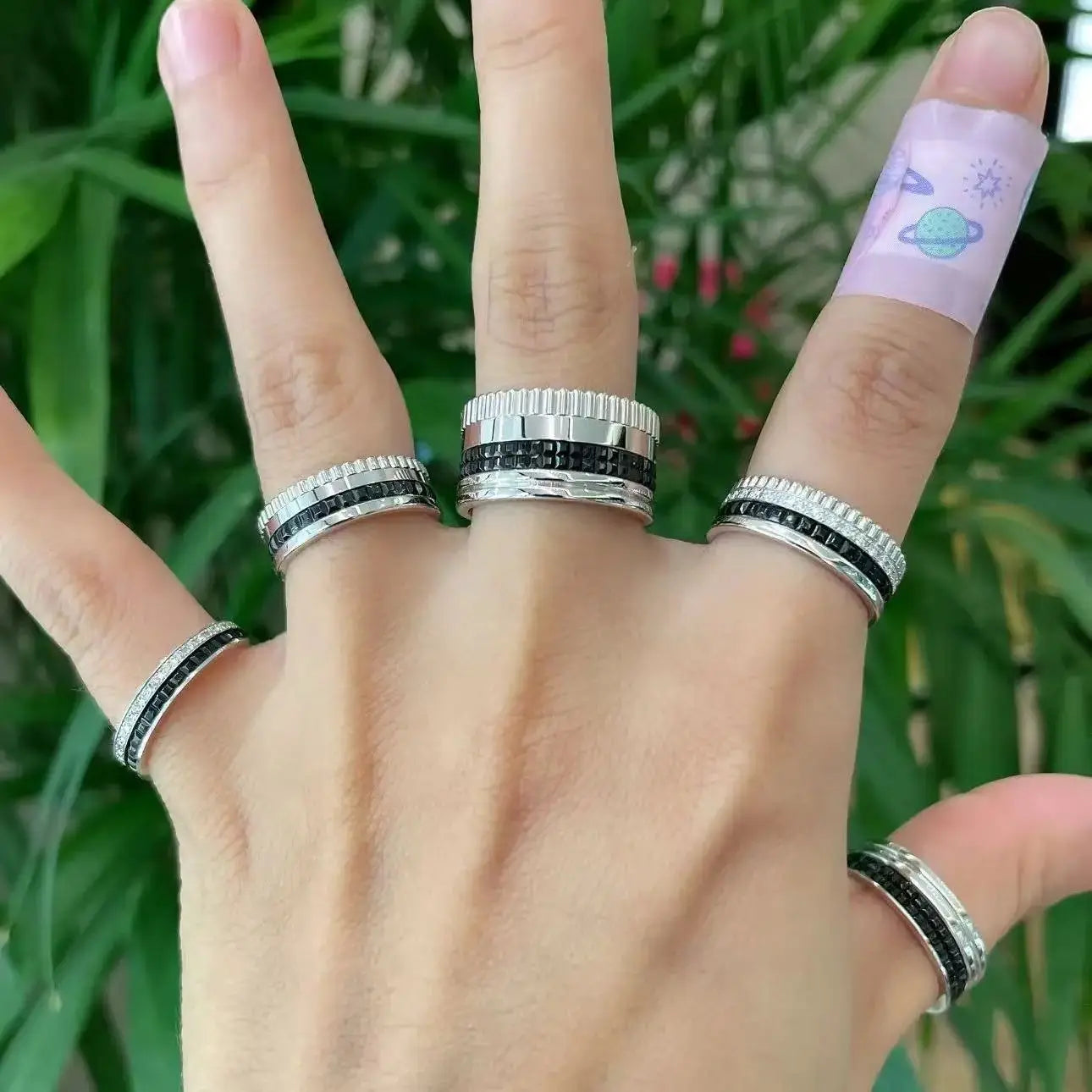 خواتم دوارة فاخرة على الطراز الفرنسي للرجال والنساء قابلة للدوران مصنوعة من مادة الموزانيت عالية الجودة باللونين الأسود والأبيض هدية للمهرجانات