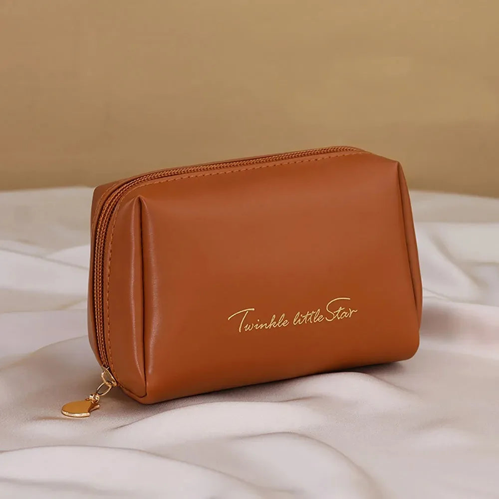 حقيبة مستحضرات تجميل للسفر، منظم مستحضرات تجميل، حقيبة غسيل من جلد البولي يوريثان المقاوم للماء، حافظة مستحضرات تجميل مسطحة بفتحة واسعة، حقيبة مستحضرات تجميل مع فاصل