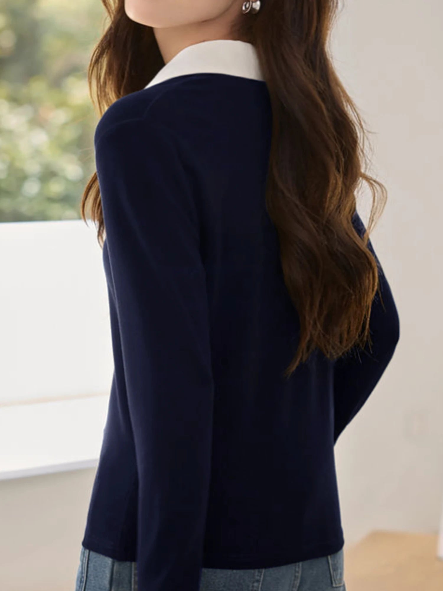 قميص بولو نسائي بلون سادة بأكمام طويلة وتصميم متباين عند الرقبة، مناسب للربيع والخريف، ملابس كاجوال يومية محبوكة.