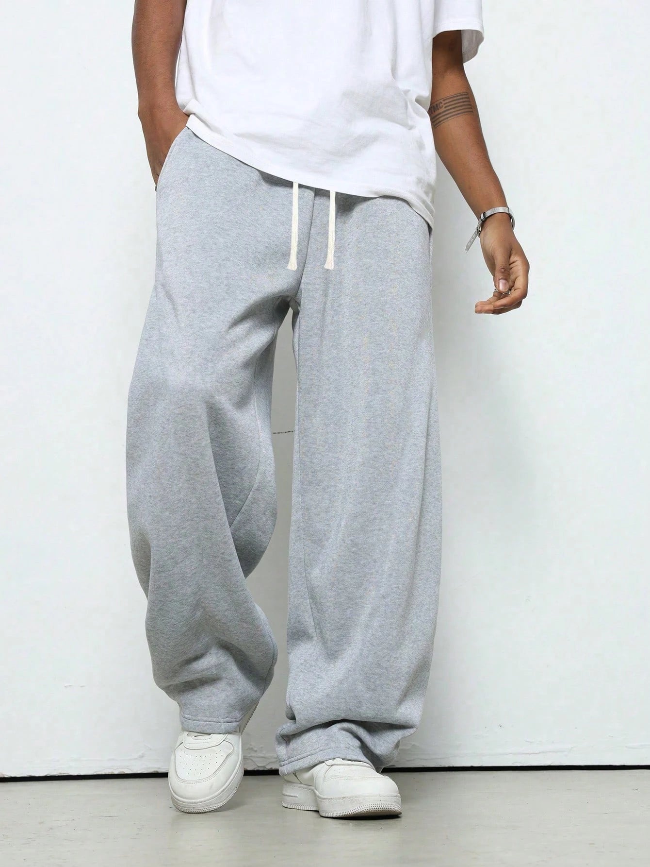 Men's Lightweight Solid Color Drawstring Wide Leg Pants Loose Casual Pants with Pockets Suitable for Autumn and Winter Seasons