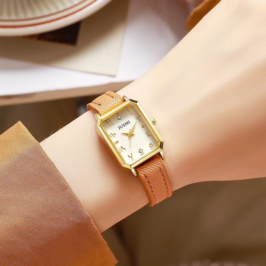 ساعة يد نسائية كوارتز بتصميم كلاسيكي بسيط، بعلبة مستطيلة من سبيكة معدنية مرصعة بأحجار الراين، مناسبة للارتداء اليومي، هدية مثالية لعيد الميلاد.