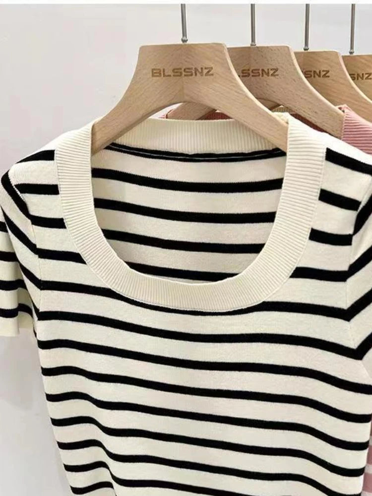 تيشيرت نسائي مخطط بأكمام قصيرة، بقصة ضيقة، بياقة دائرية، محبوك، مناسب للارتداء اليومي، رياضي، مستوحى من موضة الألفية الجديدة.