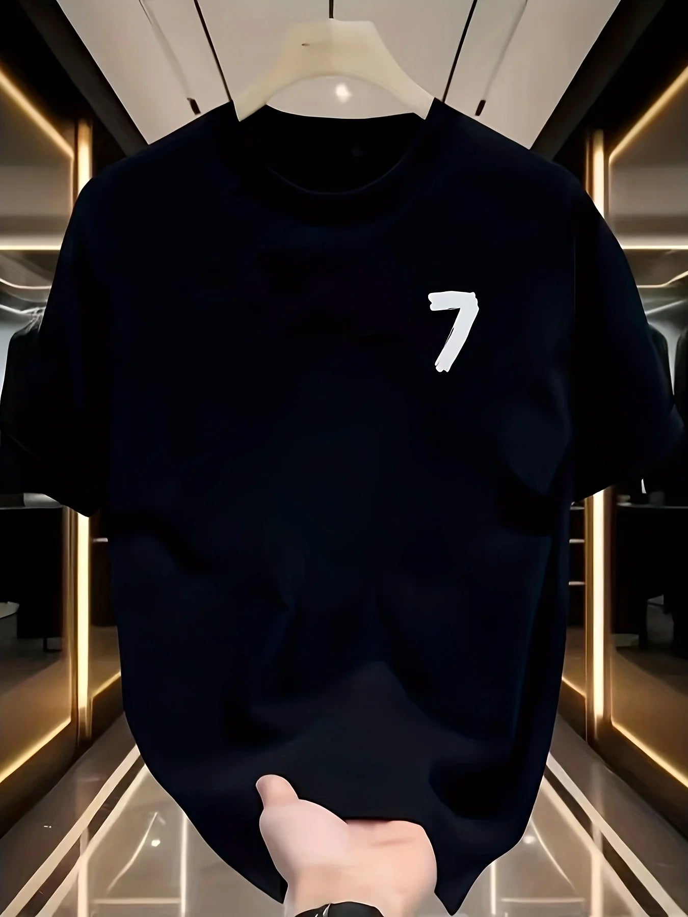 تيشيرت رجالي صيفي مصنوع من القطن الخالص 100%، بتصميم عصري وعصري، مناسب للرياضة والأنشطة غير الرسمية، بقصة فضفاضة وطبعة مميزة، وياقة دائرية وأكمام قصيرة.