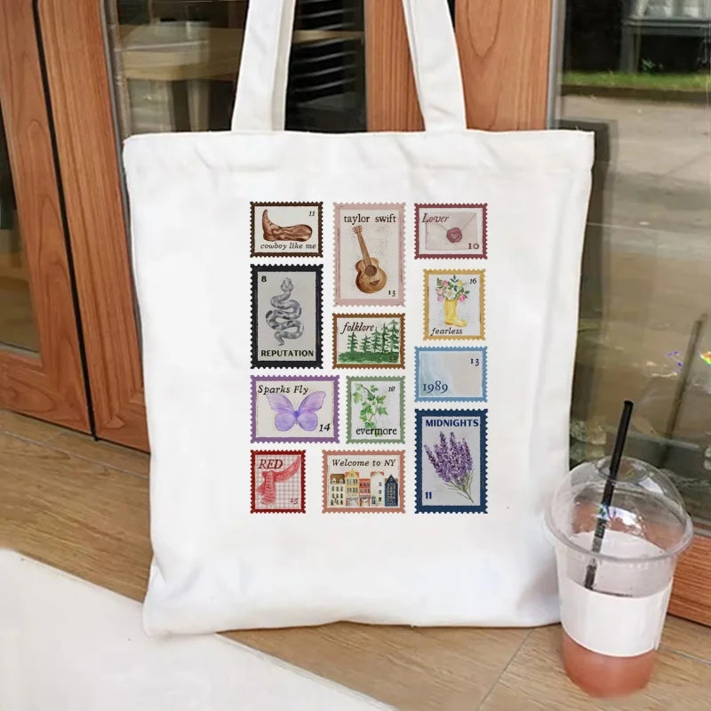 حقيبة تسوق نسائية من Taylor Music Albums Stamps بتصميم جمالي أنيق حقيبة كتف موسيقية Taylor Album Inspiration طوابع بريدية
