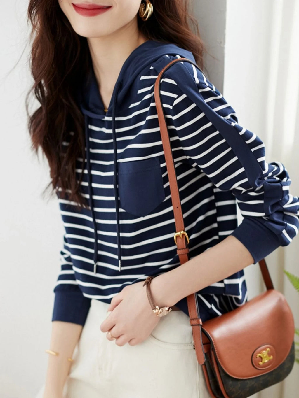 تي شيرت نسائي جديد فضفاض بأكمام طويلة ومخطط بغطاء للرأس للربيع والخريف، قميص سفلي نحيف، بلوزة مزاجية للنساء